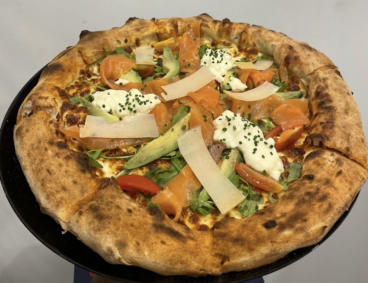 Pizza au saumon Maison Sissi, avocat, roquette, tomates et fromage